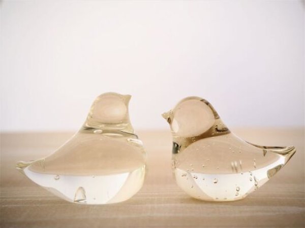 画像2: 白瑠璃ガラス ことり（お家の形のＢＯＸ入り）【海馬ガラス工房】KAIBA GLASS WORKS (在庫有) (2)